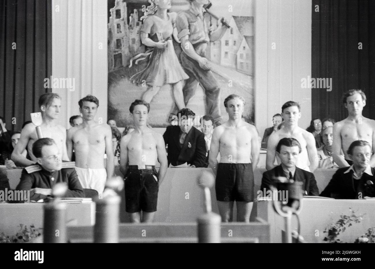 Hermann AXN Sricht beim Pfingsttreffen und 2. Parlament der FDJ a Meissen, Deutschland 1947. Foto Stock