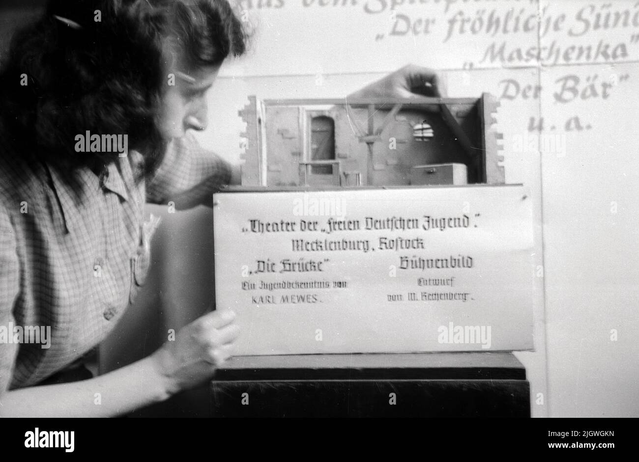 Theaterbühnenmodel der FDJ Mecklenburg Rostock in der Austellung 'an der Schwelle eines neuen Lebens' im Rahmen vom Pfingsttreffen und 2. Parlament der FDJ a Meissen, Deutschland 1947. Foto Stock