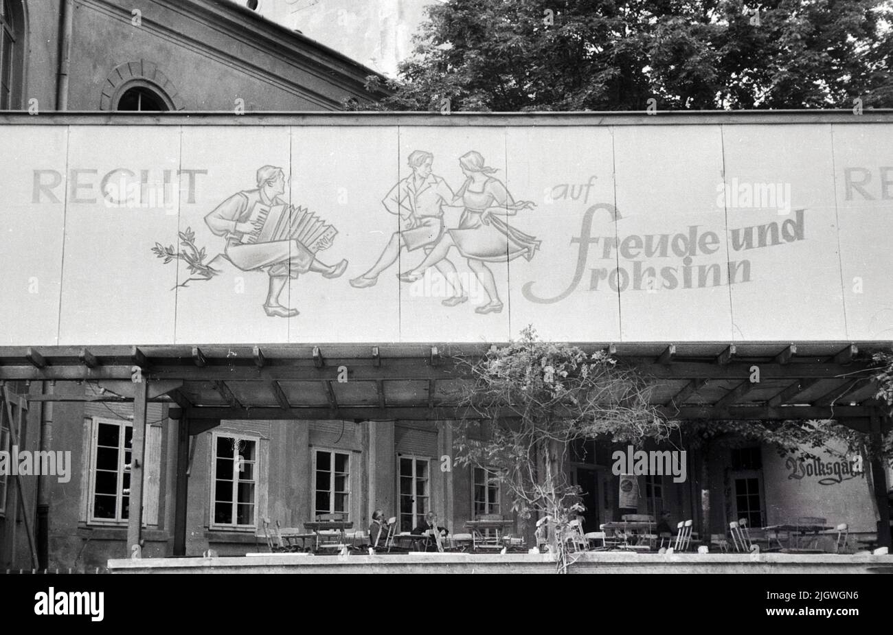 Banner zum 'Recht auf Freude und Frohsinn' an einer Fassade eines Hauses beim Pfingsttreffen und 2. Parlament der FDJ in der Innenstadt von Meissen, Deutschland 1947. Foto Stock