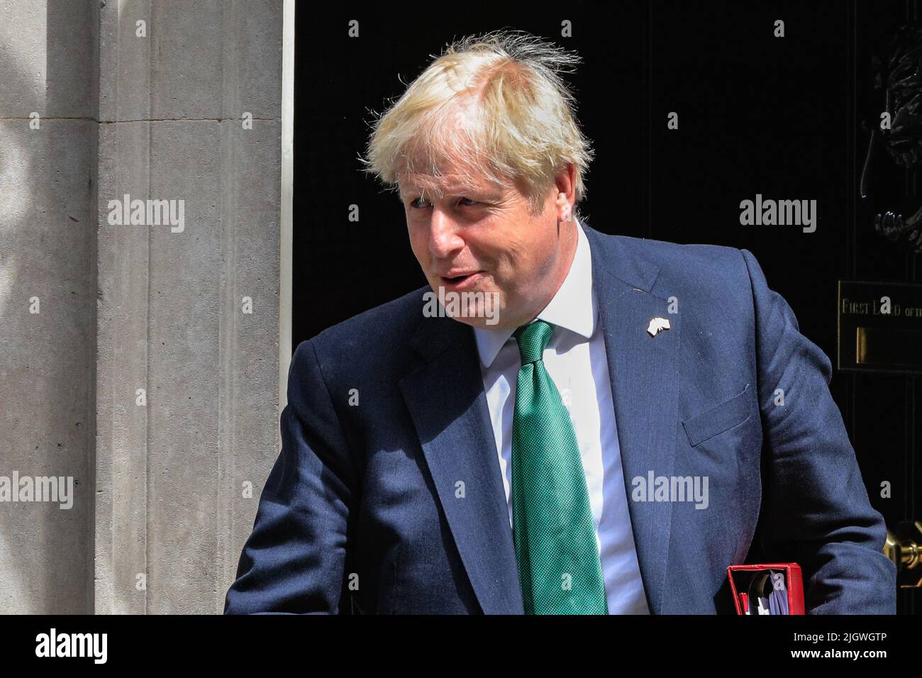 Londra, Regno Unito. 13th luglio 2022. Boris Johnson, deputato, il primo ministro britannico esce dal 10 Downing Street per quello che potenzialmente è il suo ultimo PMQ in quel ruolo al Parlamento oggi. Credit: Imagplotter/Alamy Live News Foto Stock