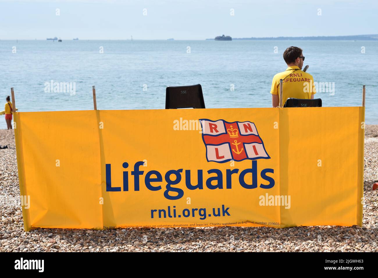 I bagnini RNLI firmano sulla spiaggia di Southsea a Portsmouth, Inghilterra. 2 bagnini sono presenti e in servizio. Foto Stock