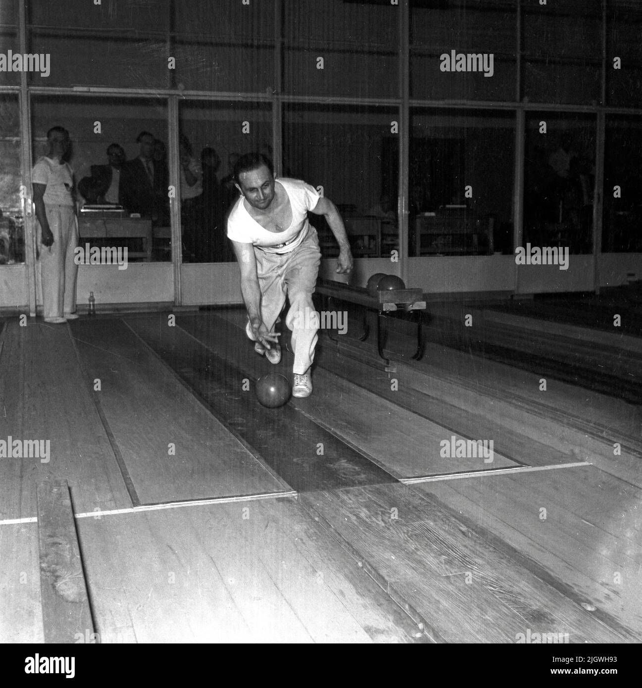 Berlins Kegler kämpften - Original-Bildunterschrift: Anlässlich des 70-jährigen Bestehens des Vereins Berliner Sportkegler in der Hasenheide. Aus dem Städtekampf Berlin - Köln: Manns (Berlin) - 1093 Holz, Berlin, Deutschland 1955. Foto Stock