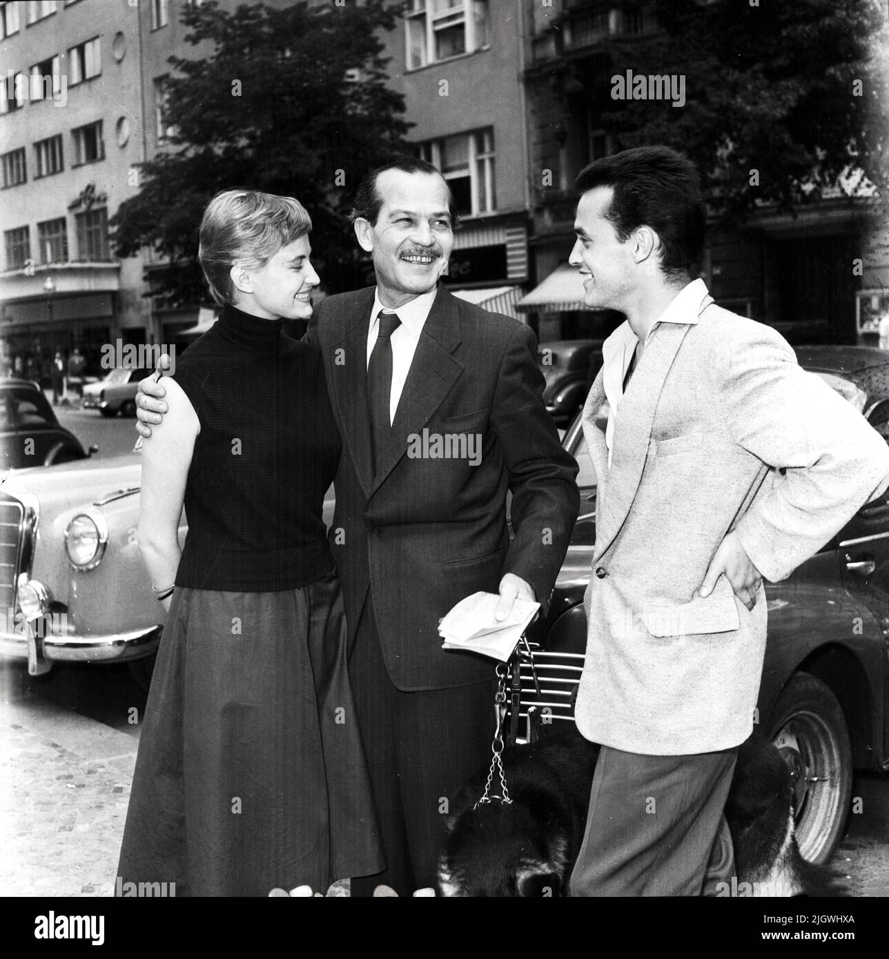 Die beiden Nachwuchsschauspieler Inge Schönberg und Paul-Dolf Neis mit Rene Deltgen zusammen. Neis' Lehrer hat ihm gesagt: 'Do machst einmal die gleiche Karriere wie Rene Deltgen.', Berlino, Germania 1955. Foto Stock