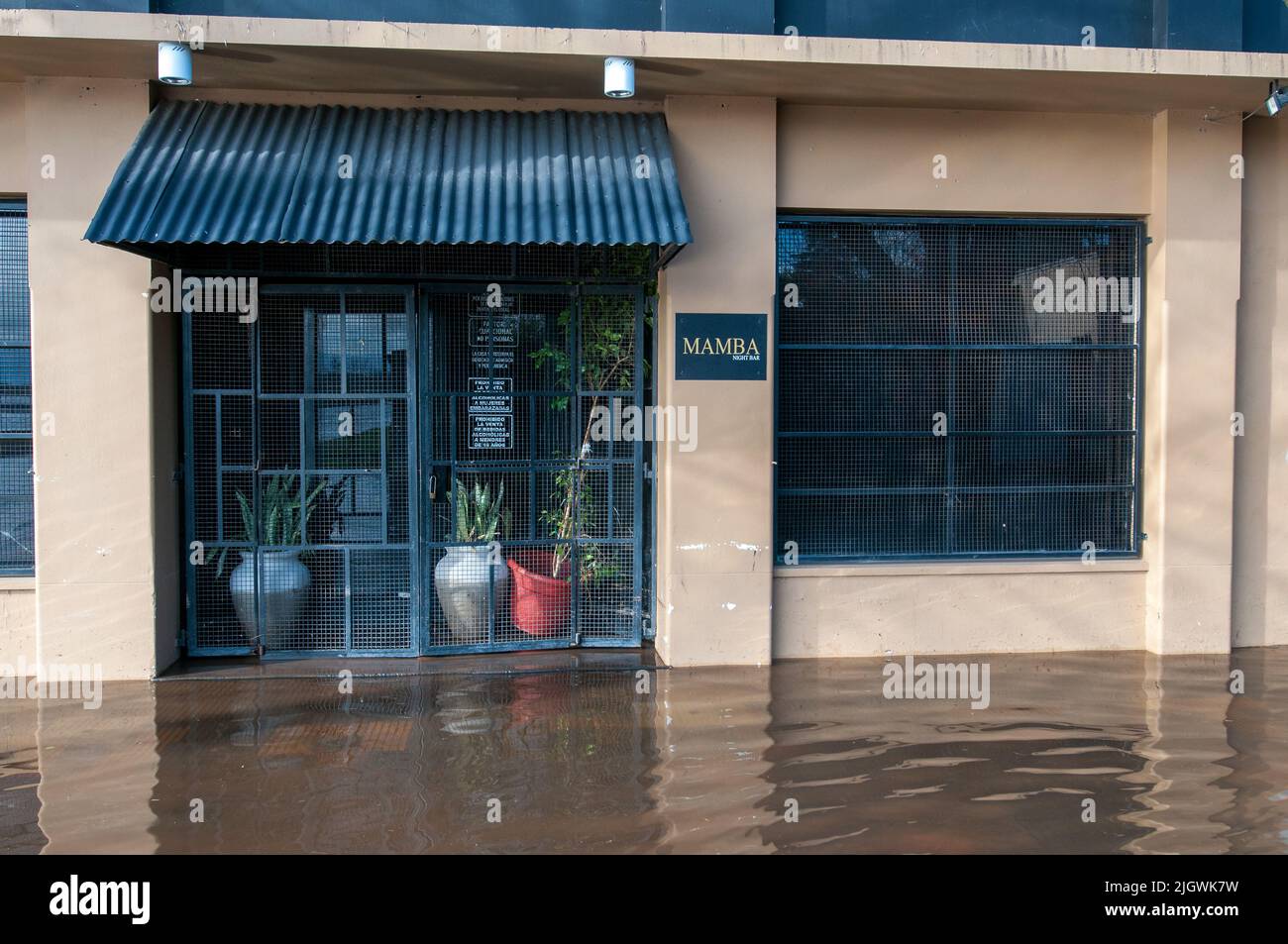 Una vista delle strade di San Antonio de Areco durante le inondazioni a Buenos Aires, Argentina. Foto Stock