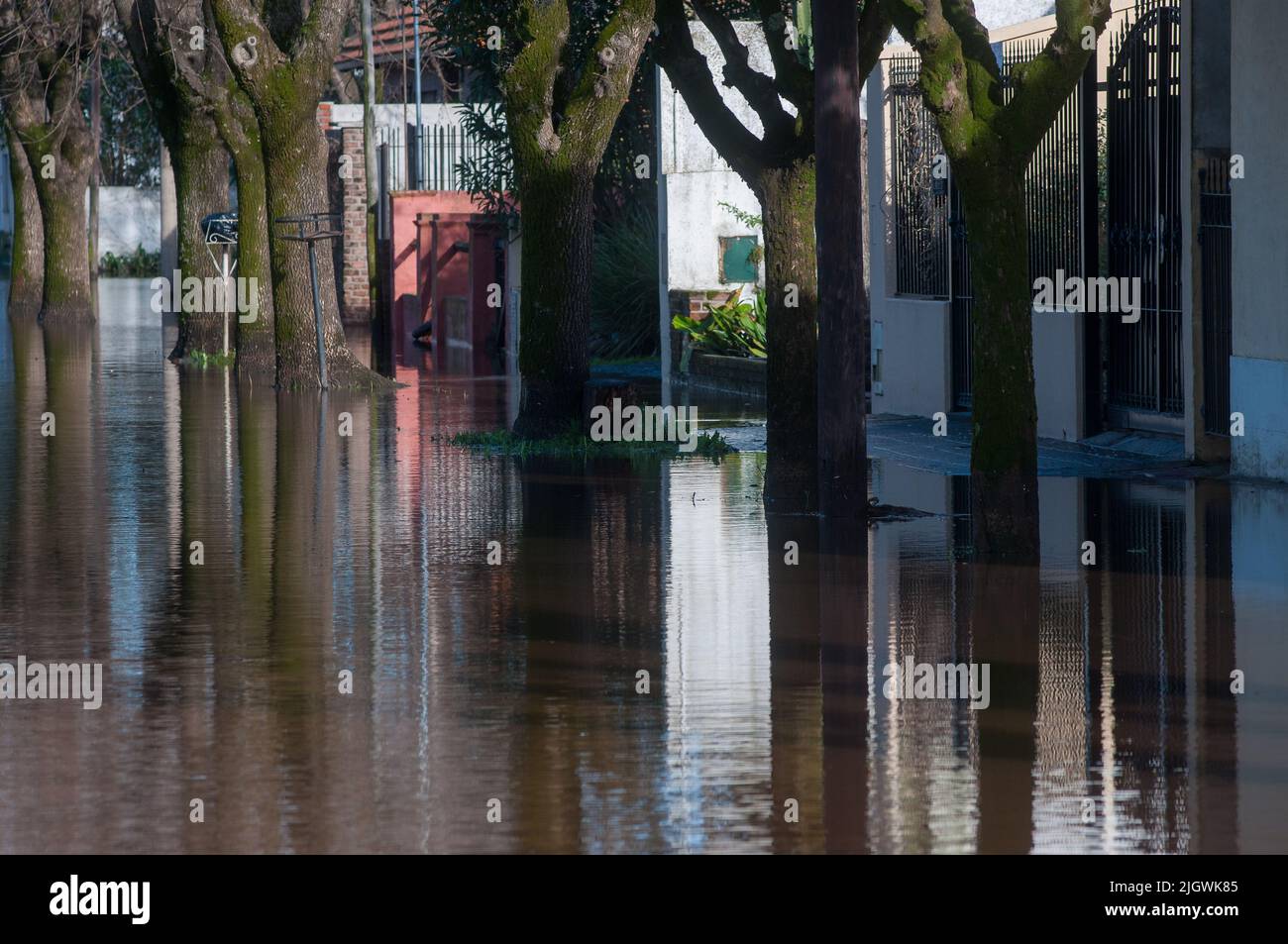 Una vista delle strade di San Antonio de Areco durante le inondazioni a Buenos Aires, Argentina. Foto Stock
