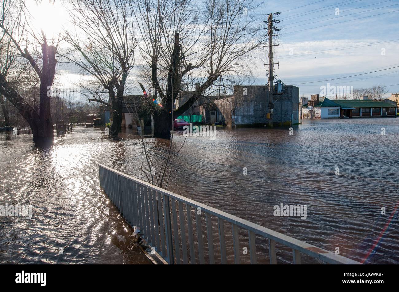Una vista delle strade di San Antonio de Areco durante le inondazioni a Buenos Aires, Argentina. Foto Stock