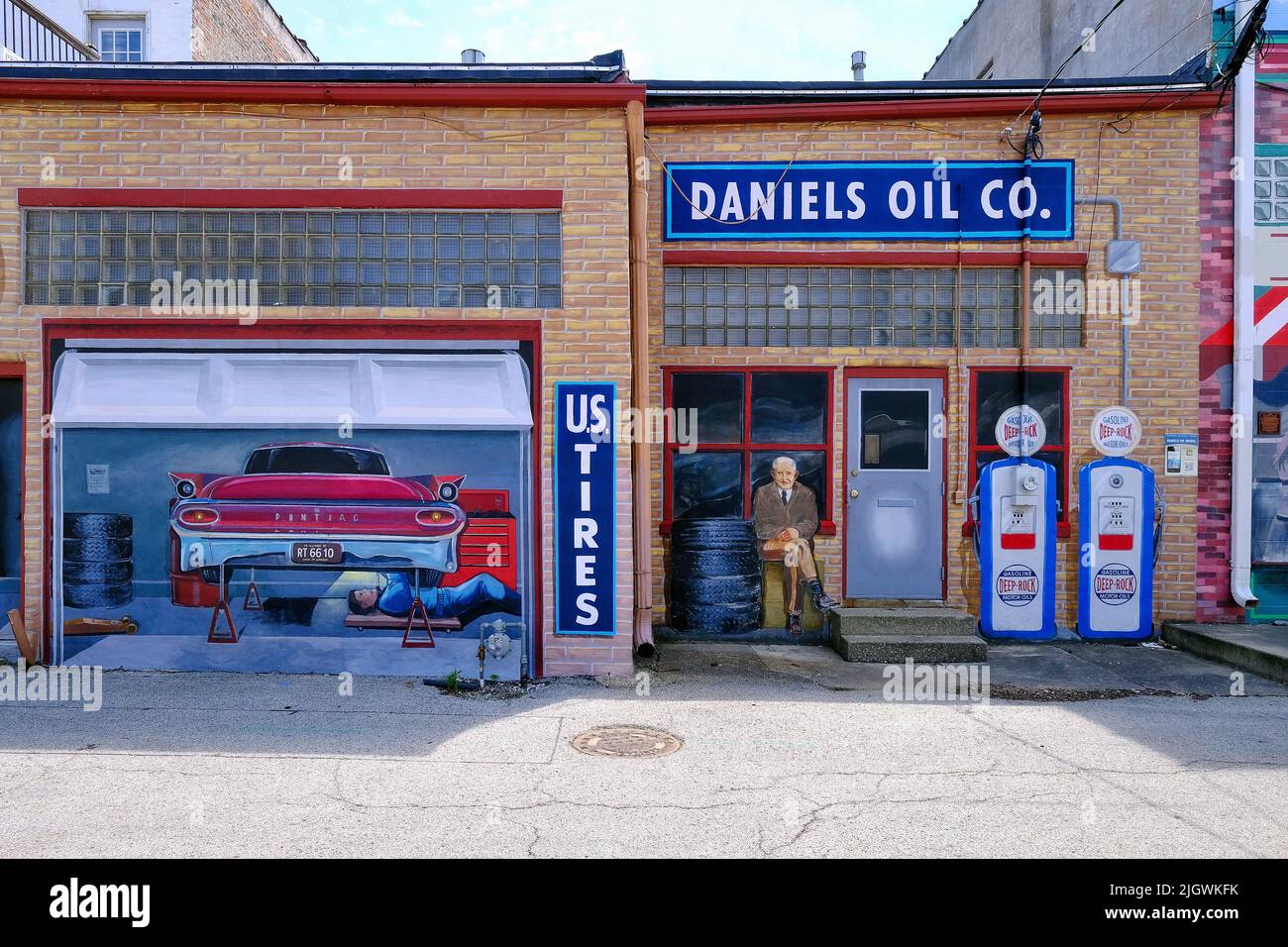 Negozio di riparazione auto murale nel centro storico di Pontiac, Illinois, Stati Uniti d'America Foto Stock