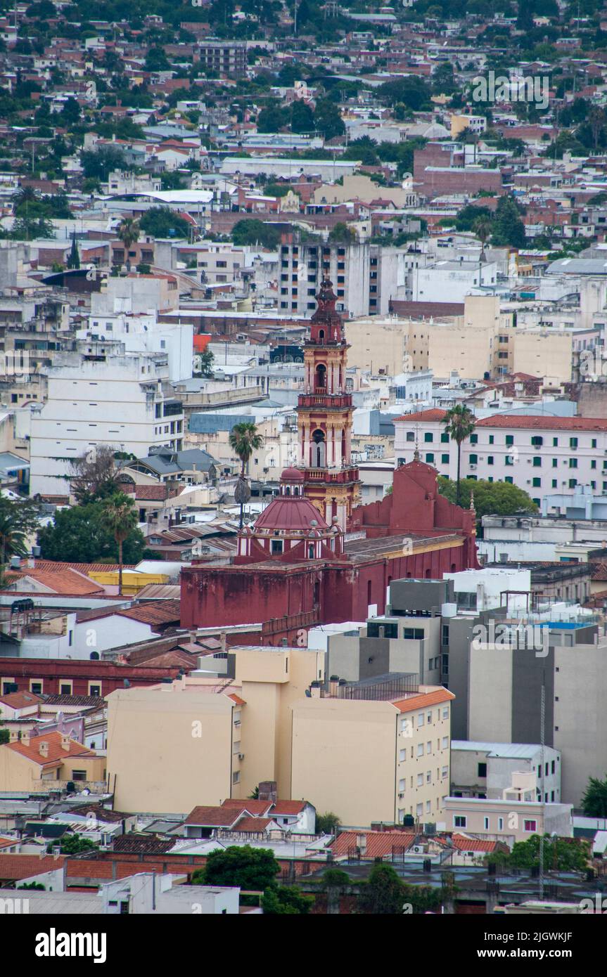Una vista aerea verticale della Chiesa di San Francisco di Salta, Argentina contro le montagne al tramonto Foto Stock