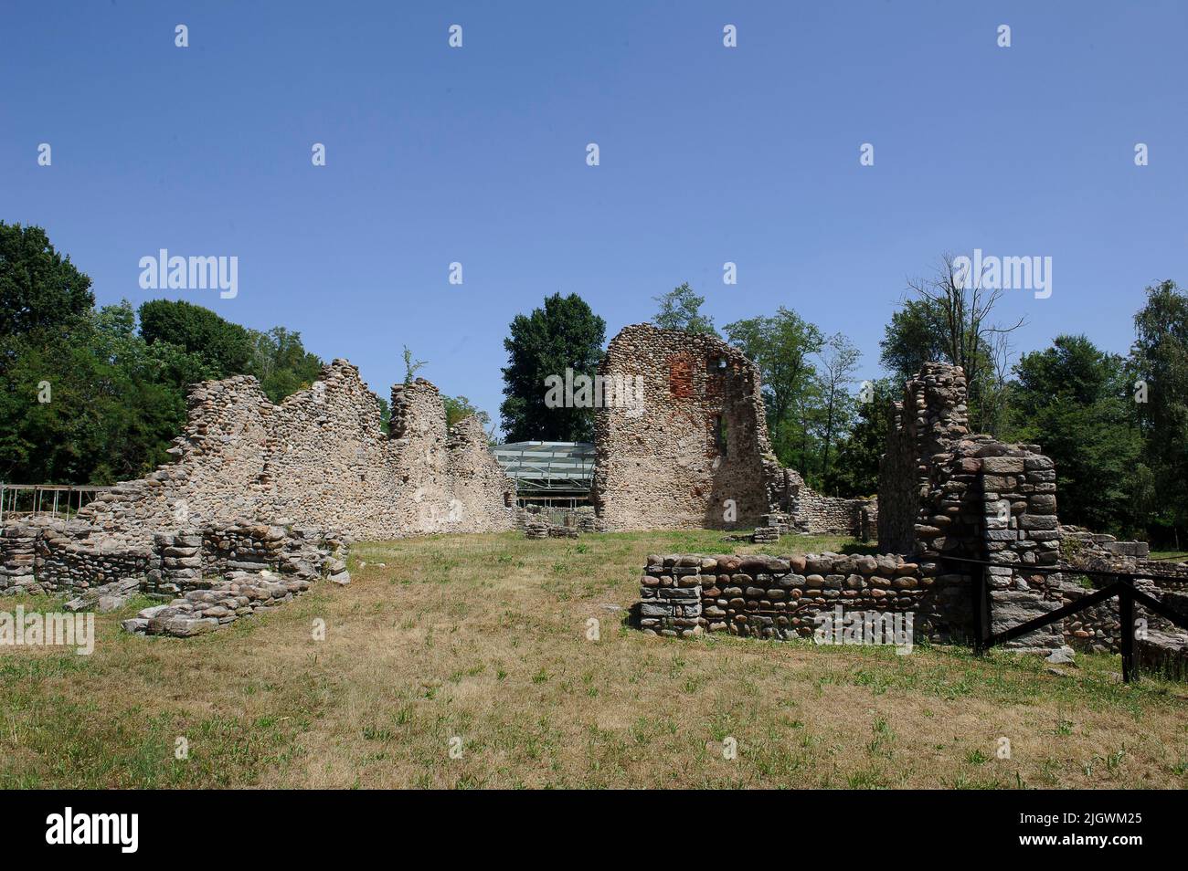 Europa, Italia, Lombardia, campagna varesaLa zona archeologica di Castelseprio con le rovine di un villaggio distrutto nel XIII secolo. UNESCO - WOR Foto Stock