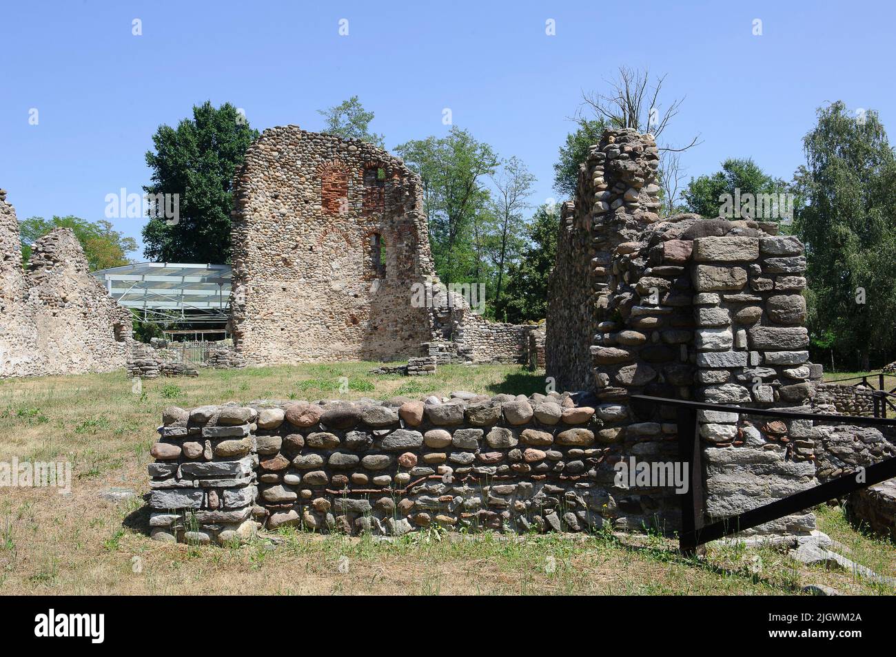 Europa, Italia, Lombardia, campagna varesaLa zona archeologica di Castelseprio con le rovine di un villaggio distrutto nel XIII secolo. UNESCO - WOR Foto Stock
