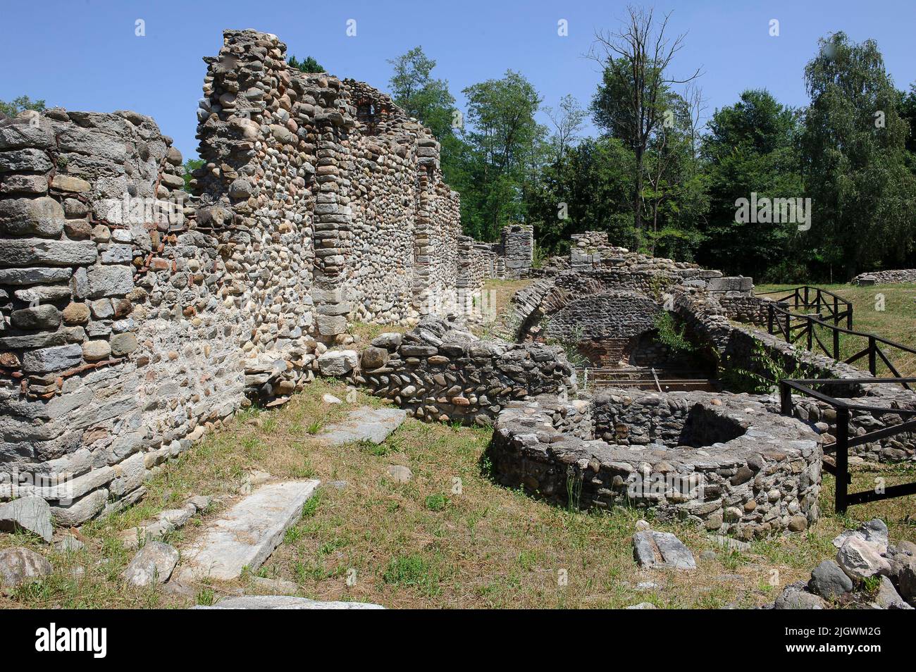 Europa, Italia, Lombardia, campagna varesaLa zona archeologica di Castelseprio con le rovine di un villaggio distrutto nel XIII secolo. UNESCO - WOR Foto Stock