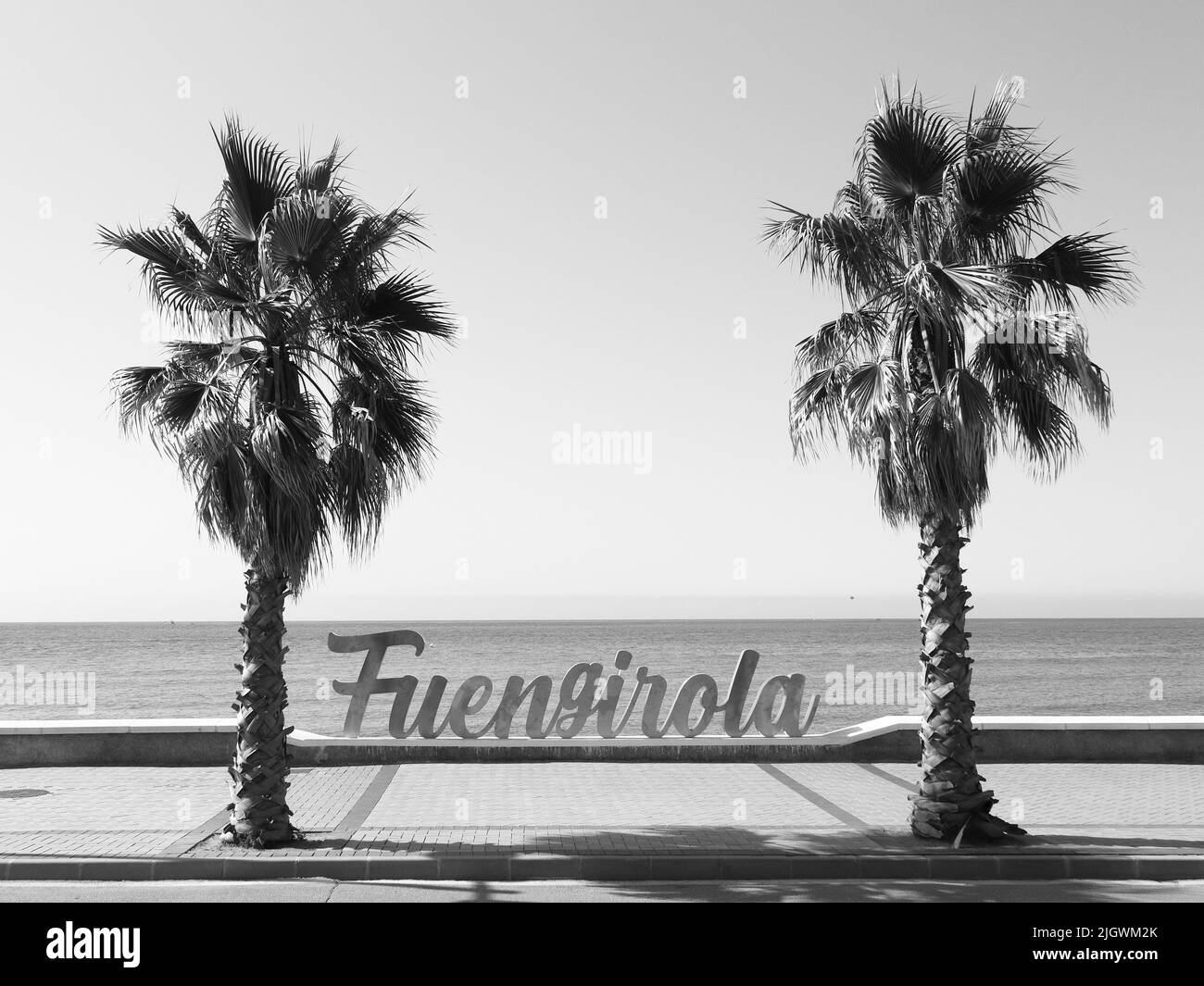 Fuengirola segno tra due palme. Provincia di Malaga, Spagna. Foto Stock