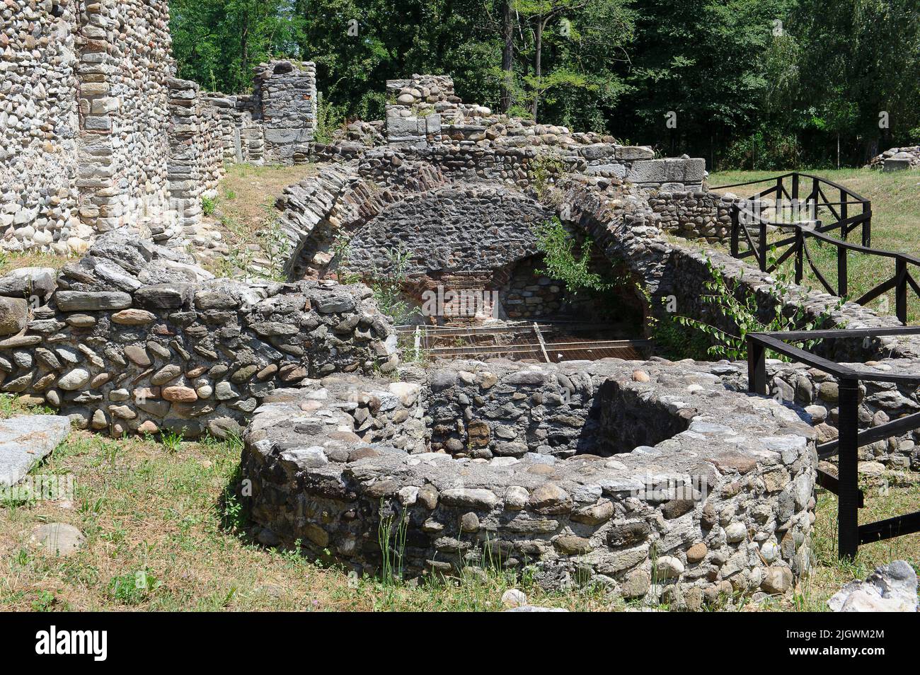 Europa, Italia, Lombardia, campagna varesaLa zona archeologica di Castelseprio con le rovine di un villaggio distrutto nel XIII secolo. UNESCO - WOR Foto Stock