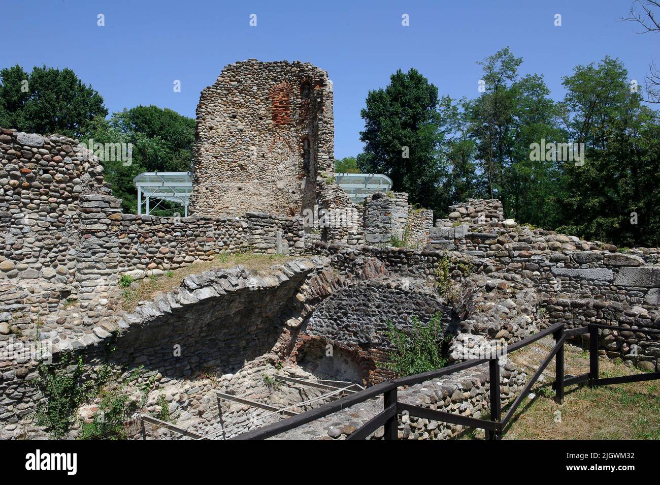 Europa, Italia, Lombardia, campagna varesaLa zona archeologica di Castelseprio con le rovine di un villaggio distrutto nel XIII secolo. UNESCO - WOR Foto Stock