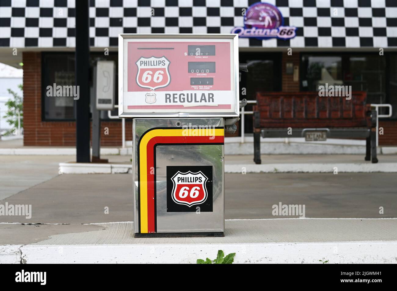 Vecchio distributore di benzina a Pontiac, Illinois, Stati Uniti d'America Foto Stock