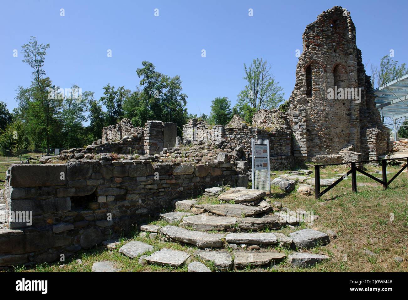 Europa, Italia, Lombardia, campagna varesaLa zona archeologica di Castelseprio con le rovine di un villaggio distrutto nel XIII secolo. UNESCO - WOR Foto Stock