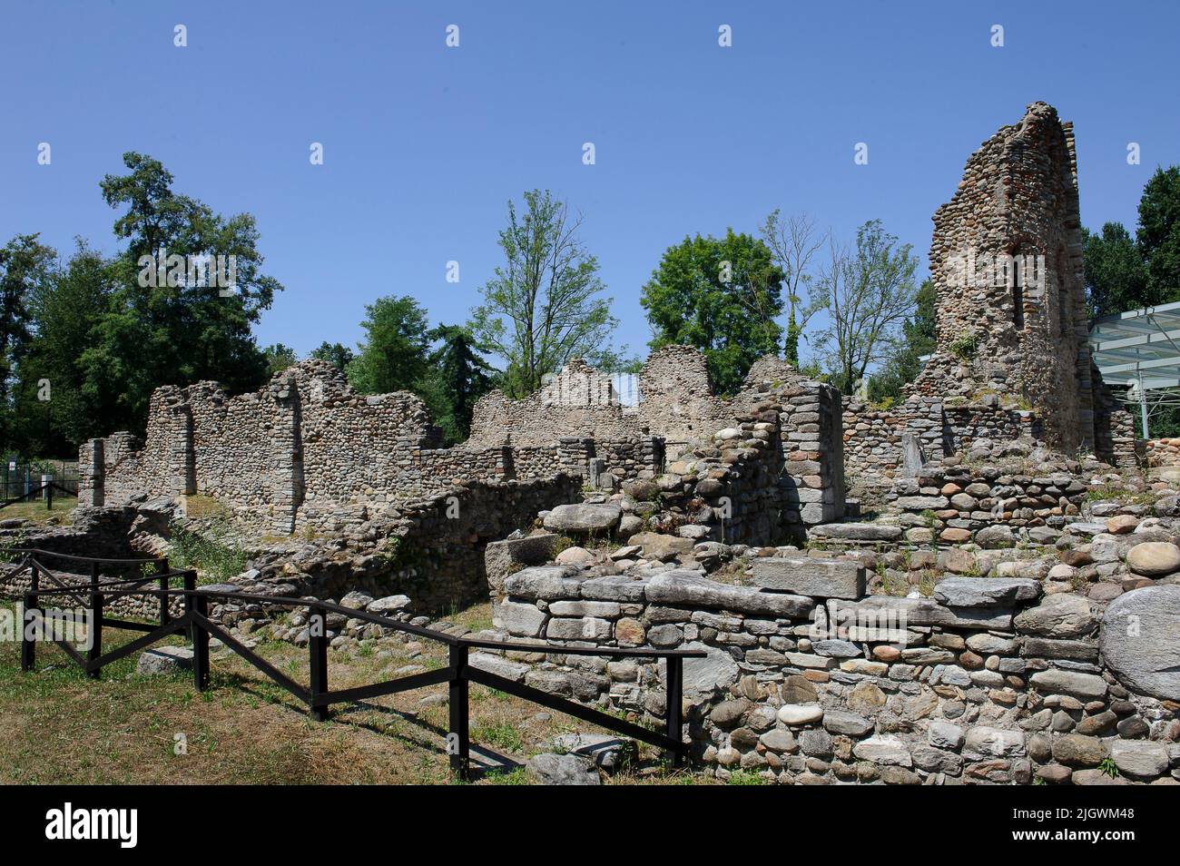 Europa, Italia, Lombardia, campagna varesaLa zona archeologica di Castelseprio con le rovine di un villaggio distrutto nel XIII secolo. UNESCO - WOR Foto Stock