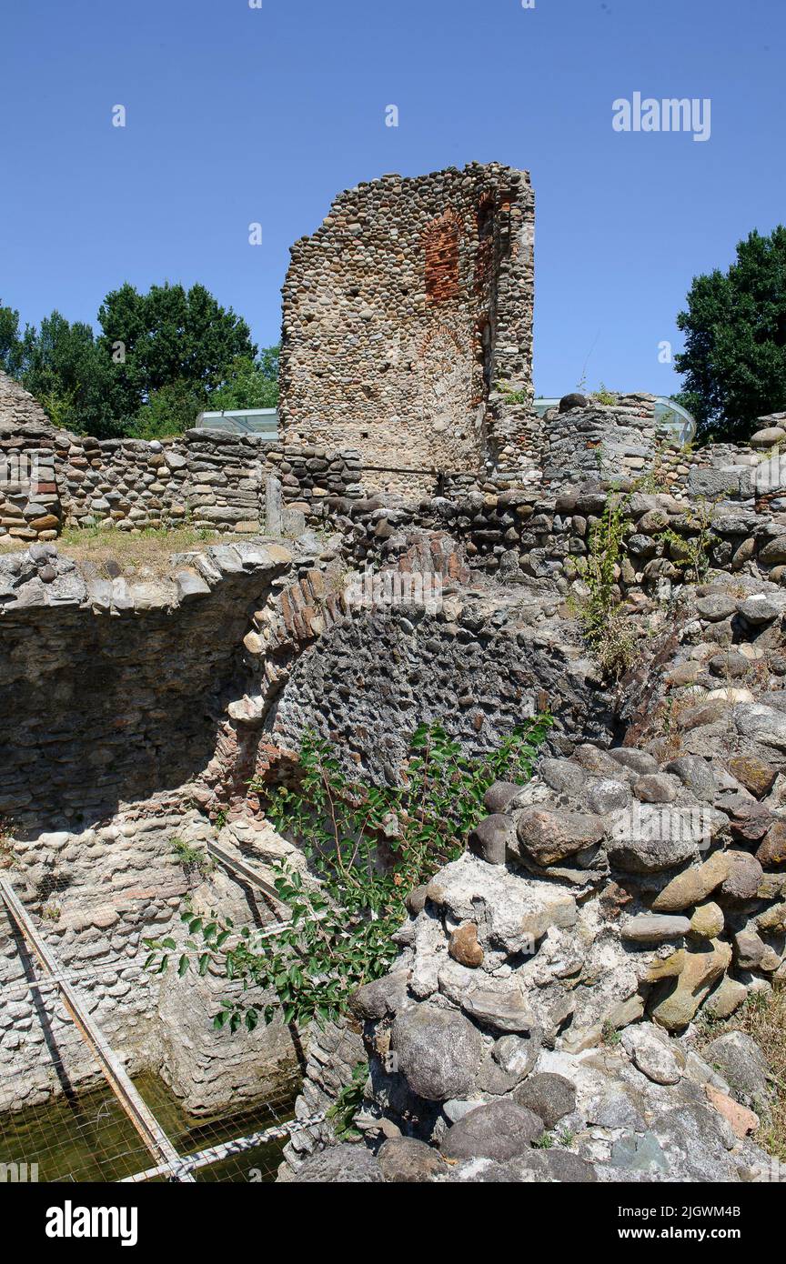 Europa, Italia, Lombardia, campagna varesaLa zona archeologica di Castelseprio con le rovine di un villaggio distrutto nel XIII secolo. UNESCO - WOR Foto Stock