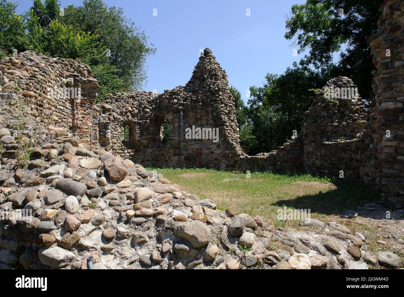 Europa, Italia, Lombardia, campagna varesaLa zona archeologica di Castelseprio con le rovine di un villaggio distrutto nel XIII secolo. UNESCO - WOR Foto Stock