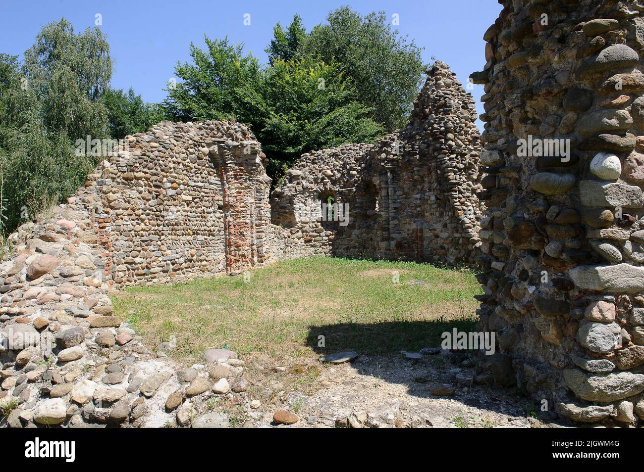 Europa, Italia, Lombardia, campagna varesaLa zona archeologica di Castelseprio con le rovine di un villaggio distrutto nel XIII secolo. UNESCO - WOR Foto Stock