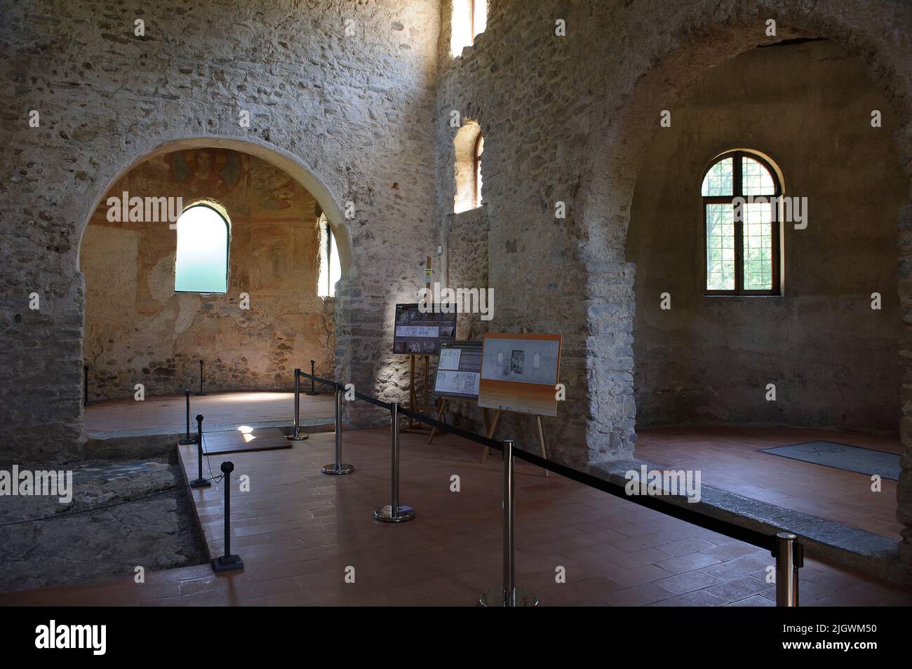 Europa, Italia, Lombardia, provincia di Varese. L'area archeologica di Castelseprio con i resti di un borgo distrutto nel XIII secolo. UNESCO - Foto Stock