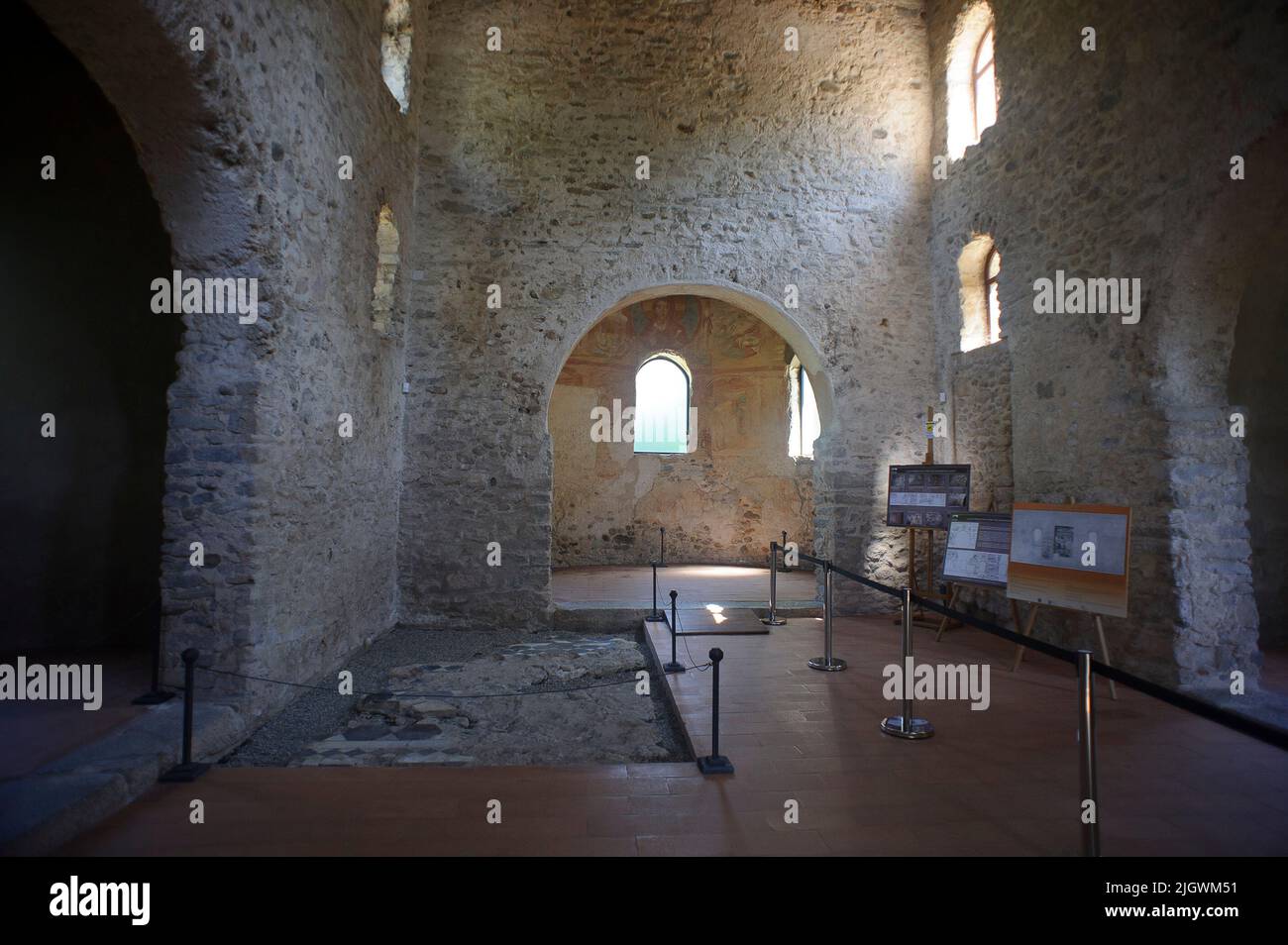 Europa, Italia, Lombardia, provincia di Varese. L'area archeologica di Castelseprio con i resti di un borgo distrutto nel XIII secolo. UNESCO - Foto Stock