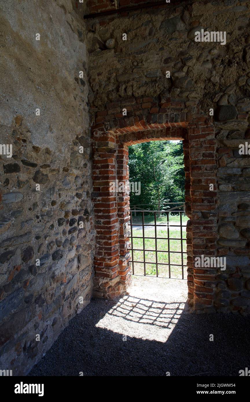 Europa, Italia, Lombardia, provincia di Varese. L'area archeologica di Castelseprio con i resti di un borgo distrutto nel XIII secolo. UNESCO - Foto Stock