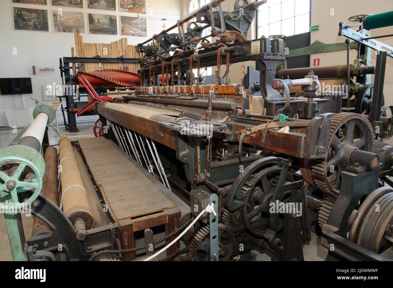 2020 luglio 07 - Europa, Italia, Lombardia, Varese, Busto Arsizio, museo tessile con vecchie macchine per la lavorazione del tessuto. telaio a frusta con cops shu Foto Stock