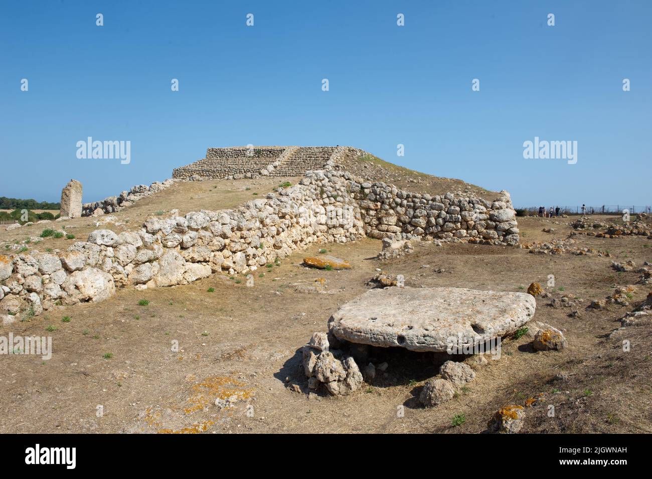 6 giugno 2021 - Europa, Italia, Sardegna altare preistorico Monte d'Accoddi è monumento megalitico a Sassari, rovine di un'antica piramide a gradini e di un menhir Foto Stock