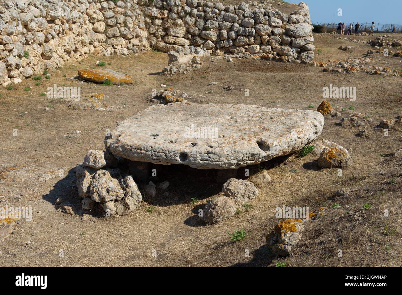 6 giugno 2021 - Europa, Italia, Sardegna altare preistorico Monte d'Accoddi è monumento megalitico a Sassari, rovine di un'antica piramide a gradini e di un menhir Foto Stock