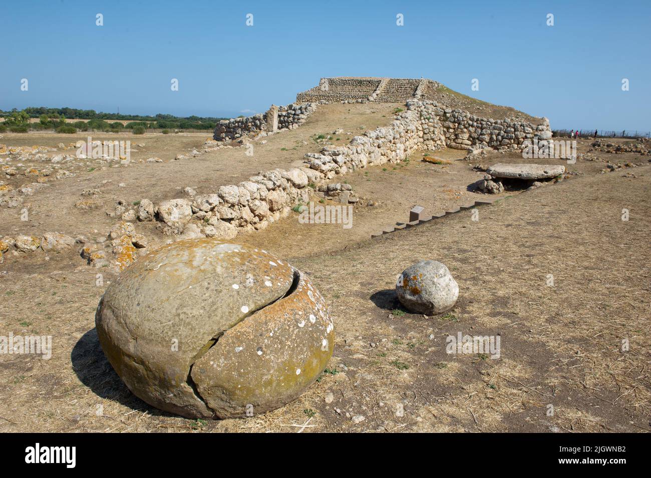 6 giugno 2021 - Europa, Italia, Sardegna altare preistorico Monte d'Accoddi è monumento megalitico a Sassari, rovine di un'antica piramide a gradini e di un menhir Foto Stock