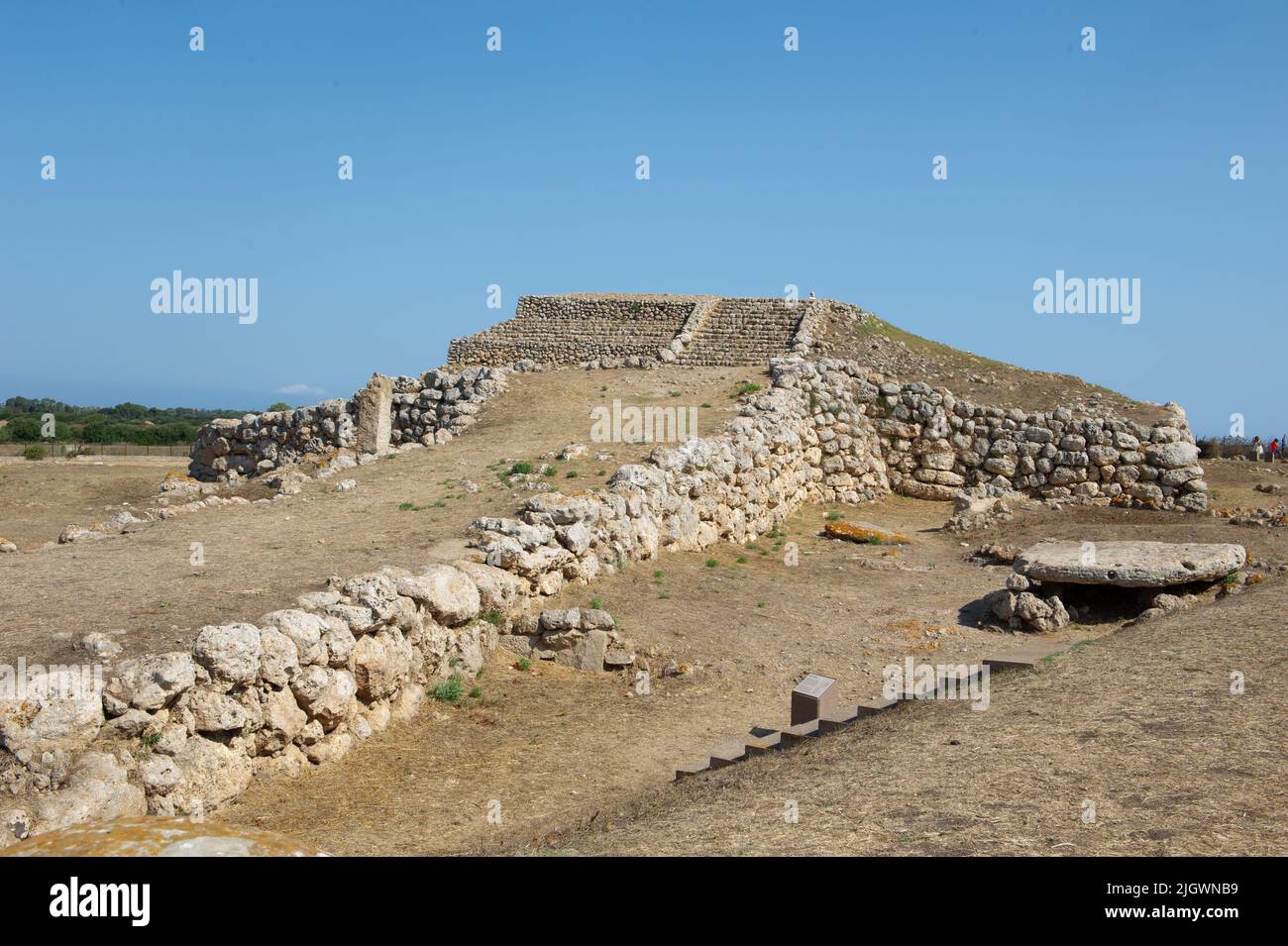6 giugno 2021 - Europa, Italia, Sardegna altare preistorico Monte d'Accoddi è monumento megalitico a Sassari, rovine di un'antica piramide a gradini e di un menhir Foto Stock