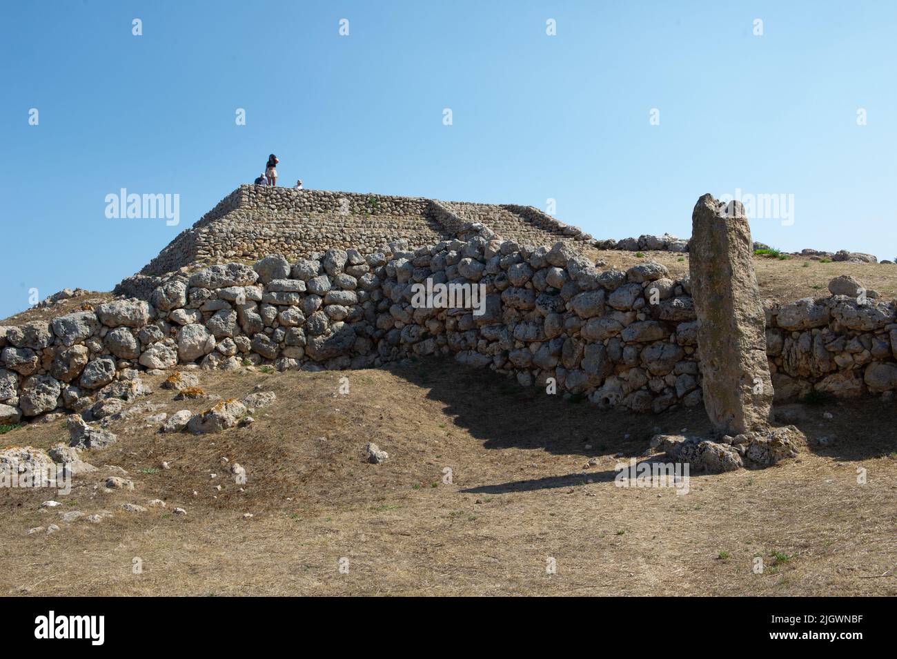 6 giugno 2021 - Europa, Italia, Sardegna altare preistorico Monte d'Accoddi è monumento megalitico a Sassari, rovine di un'antica piramide a gradini e di un menhir Foto Stock