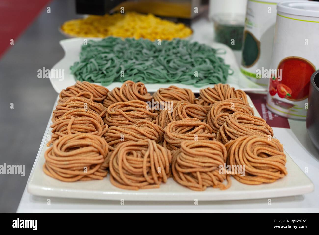 “Spaghetti di chitarra” crudi fatti a mano con farina integrale. Foto Stock