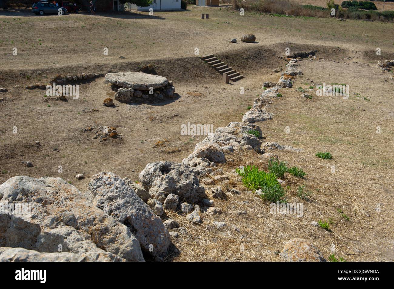 6 giugno 2021 - Europa, Italia, Sardegna altare preistorico Monte d'Accoddi è monumento megalitico a Sassari, rovine di un'antica piramide a gradini e di un menhir Foto Stock