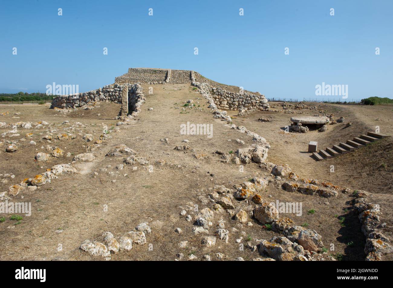 6 giugno 2021 - Europa, Italia, Sardegna altare preistorico Monte d'Accoddi è monumento megalitico a Sassari, rovine di un'antica piramide a gradini e di un menhir Foto Stock
