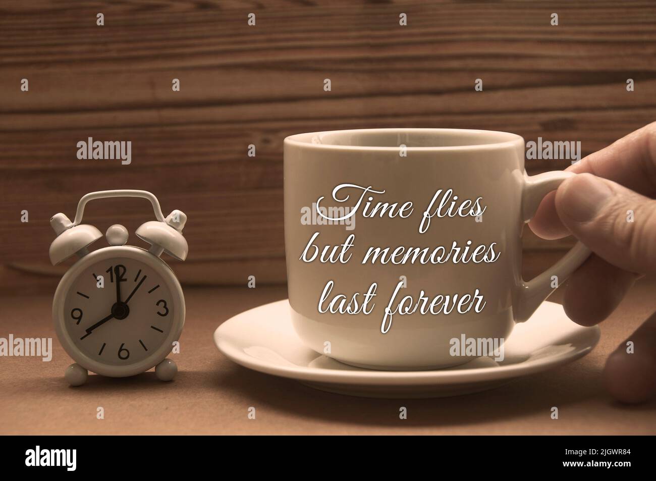 Citazione motivazionale e ispiratrice - il tempo vola ma i ricordi durano per sempre. Con sveglia e sfondo della tazza di caffè. Foto Stock
