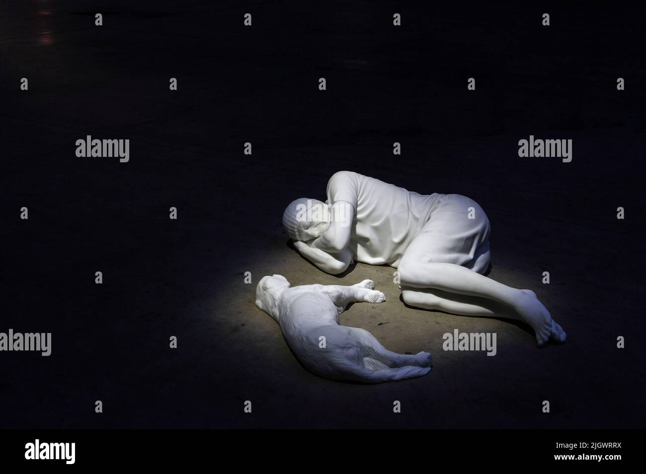 13 /07/2021 -Milano = Mostra di Maurizio Cattelan in Hangar Bicocca: Breath Ghosts Blind. Nella foto: Breath, 2021, marmo bianco Carrara Foto Stock