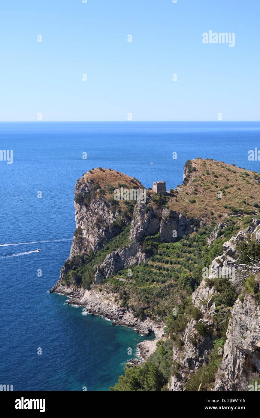 Vista su un tratto di costa mediterranea in provincia di Napoli. Foto Stock