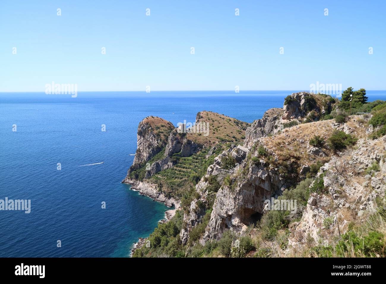 Vista su un tratto di costa mediterranea in provincia di Napoli. Foto Stock