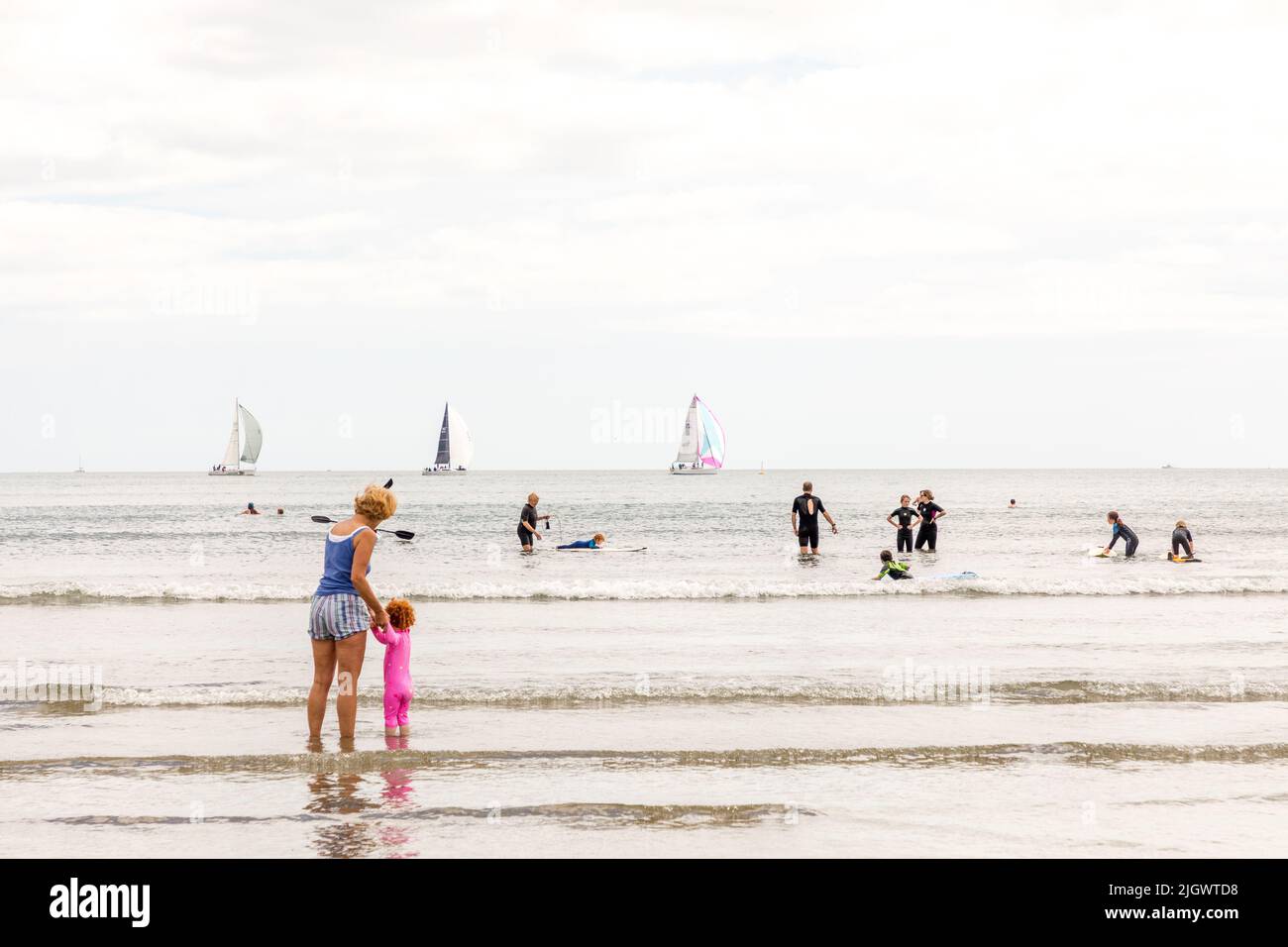 Crosshaven, Cork, Irlanda. 13th luglio 2022. Mentre gli yacht gareggiano in mare aperto durante la settimana di vacanza Volvo Cork, i villeggianti godono del bel tempo alla spiaggia di Fountainstown, Co. Cork, Irlanda. - Credit; David Creedon / Alamy Live News Foto Stock