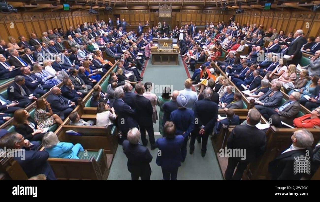 Alba Party Kenny MacAskill (in piedi) durante la sua protesta all'inizio delle Domande del primo Ministro alla Camera dei Comuni, Londra. Data foto: Mercoledì 13 luglio 2022. Foto Stock