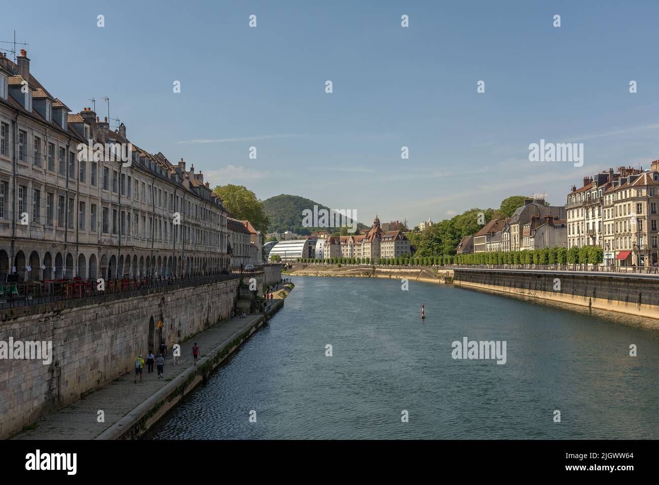 Vista della parte anteriore delle case sulle rive del fiume Doubs, Besancon, Francia Foto Stock