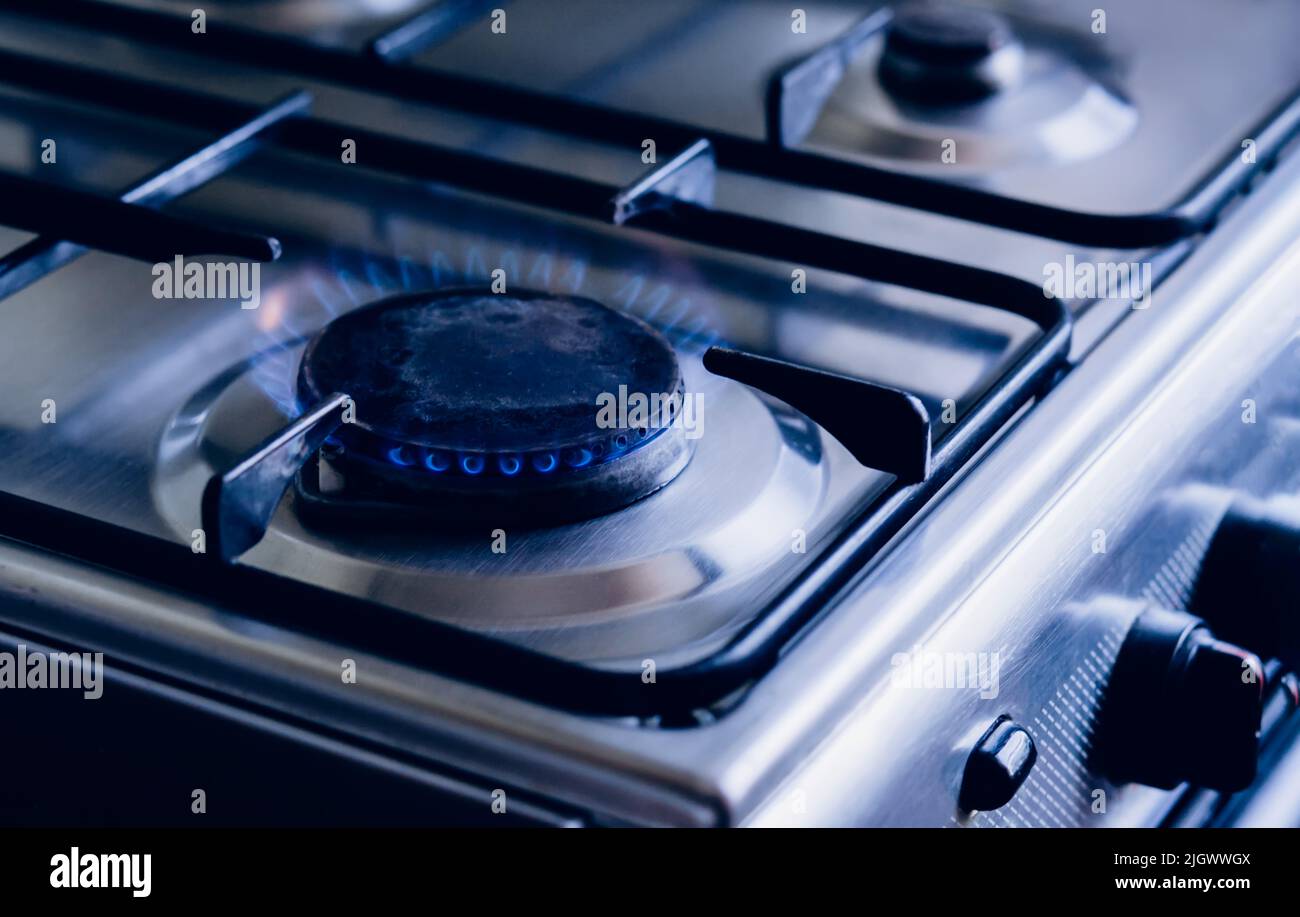 Stufa a gas da cucina, bruciatore a fiamma blu. Foto Stock