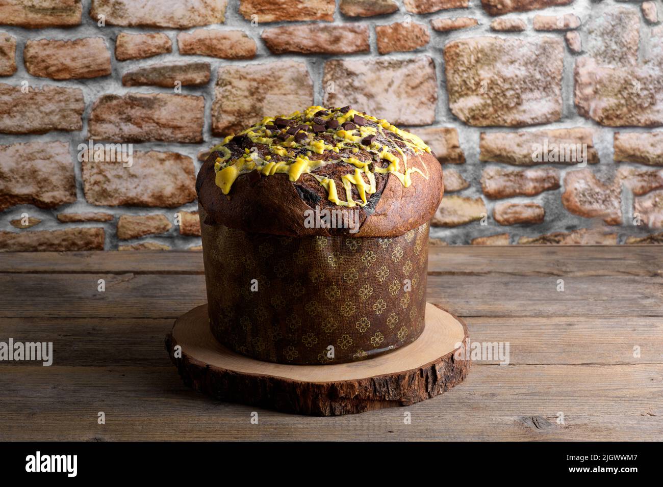 Torta di Natale tradizionale italiana Panettone su sfondo rustico in legno. Pannetone artigianale di pasta naturale pronto per mangiare Foto Stock