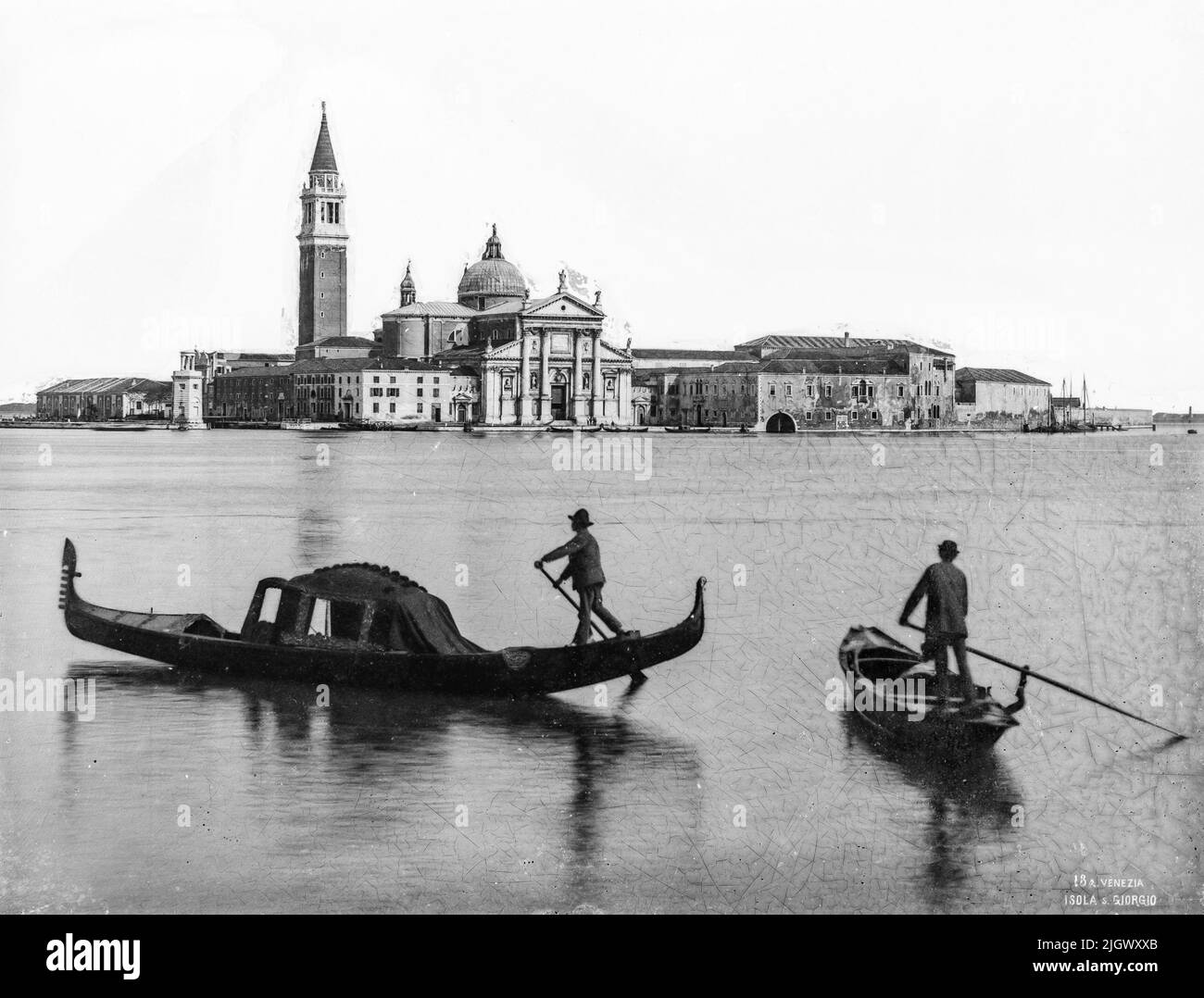 Vista sul bacino di San Marco di fronte all'isola di San Giorgio maggiore con gondola e barca a sandalo realizzata da Carlo Naya tra il 1868 e il 1882. L'archivio storico di Naya-Bohm è un archivio di 25000 lastre di vetro, ora digitalizzate, di immagini di Venezia dal 1868 al 1882 (Carlo Naya), e poi fino al 1950 (Bohm). Foto Stock