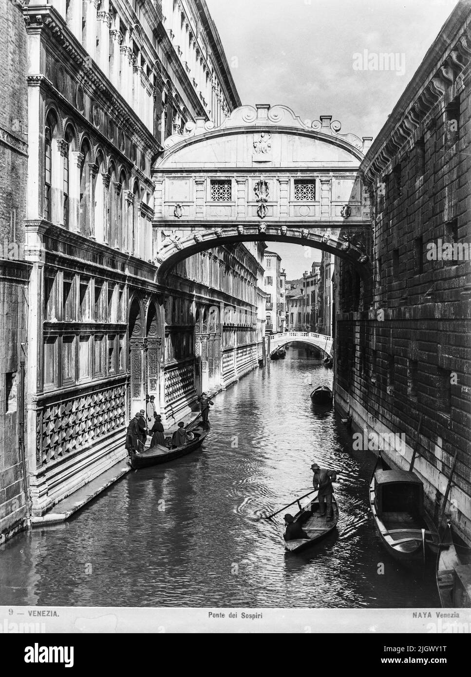 Una vista del famoso ponte di attrazioni fatte da Carlo Naya tra il 1868 e il 1882. L'archivio storico di Naya-Bohm è un archivio di 25000 lastre di vetro, ora digitalizzate, di immagini di Venezia dal 1868 al 1882 (Carlo Naya), e poi fino al 1950 (Bohm). Foto Stock