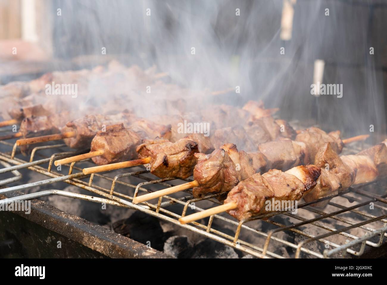 Kebab sgranato di fegato, kebab sgranato di fegato turco tradizionale o kebap sulla griglia. Fegati sugli spiedini cena in famiglia turca con barbecue. Foto Stock