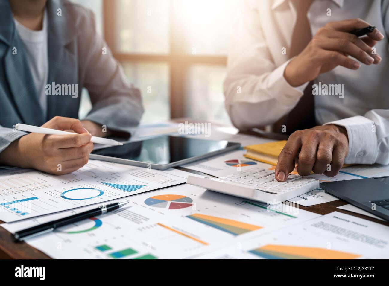 Incontro di consulente di affari asiatico per analizzare e discutere la situazione sul rapporto finanziario nella sala riunioni.Consulente di investimento, finanziario Foto Stock