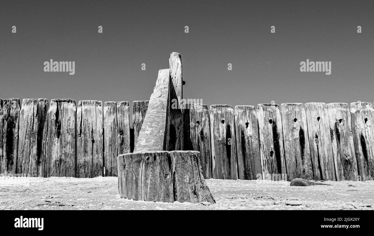 Vecchio frangiflutti alla spiaggia di Lossiemouth in Black and White, Moray Coast Scotland Foto Stock